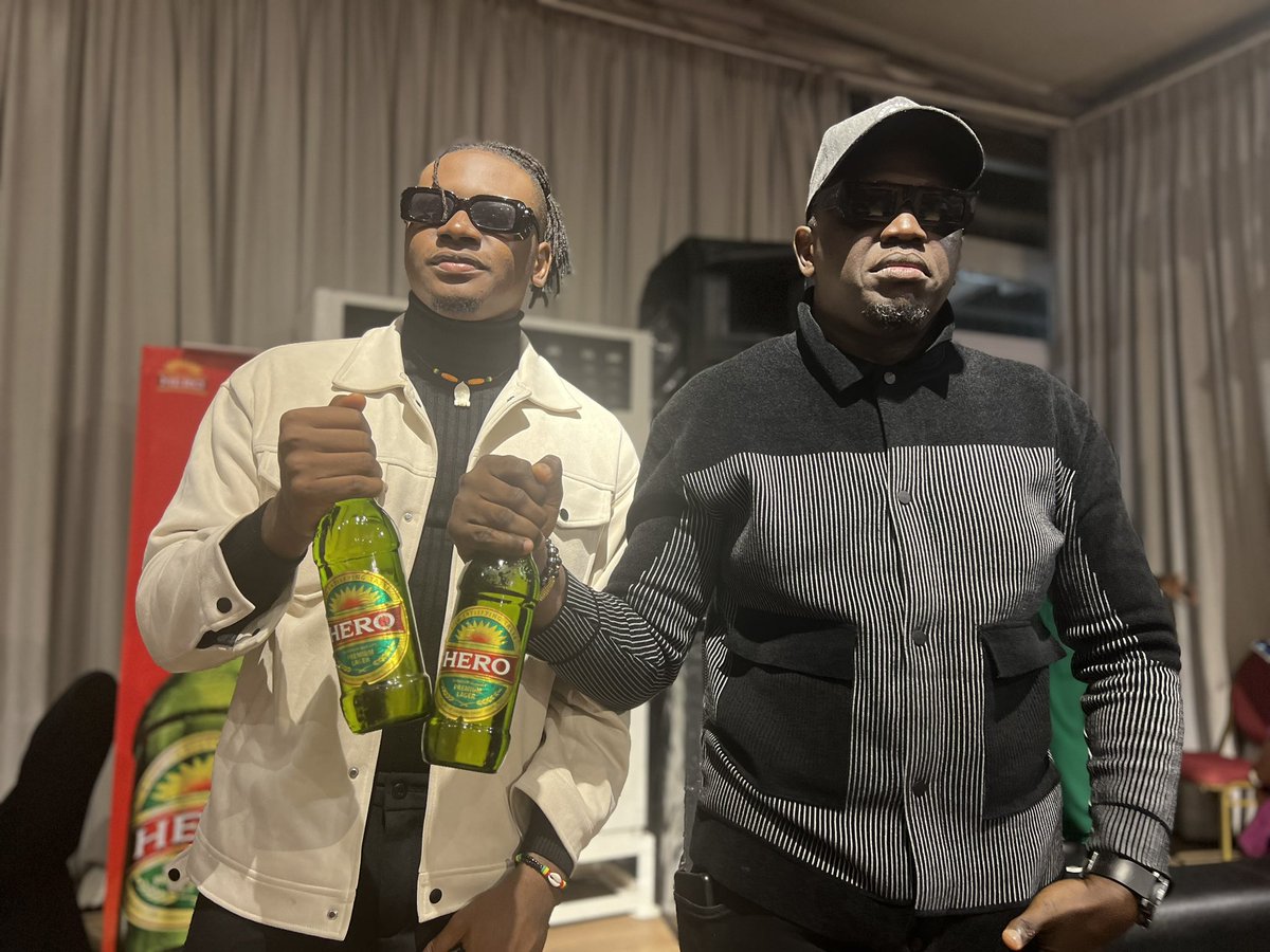 illBlissGoretti's tweet photo. A gang of Fly Igbo Boys! @eLVeektor x @kolaboyofficial ! Always Joyful whenever we connect to drink plenty @HeroLager https://t.co/yGR7SzBi5E