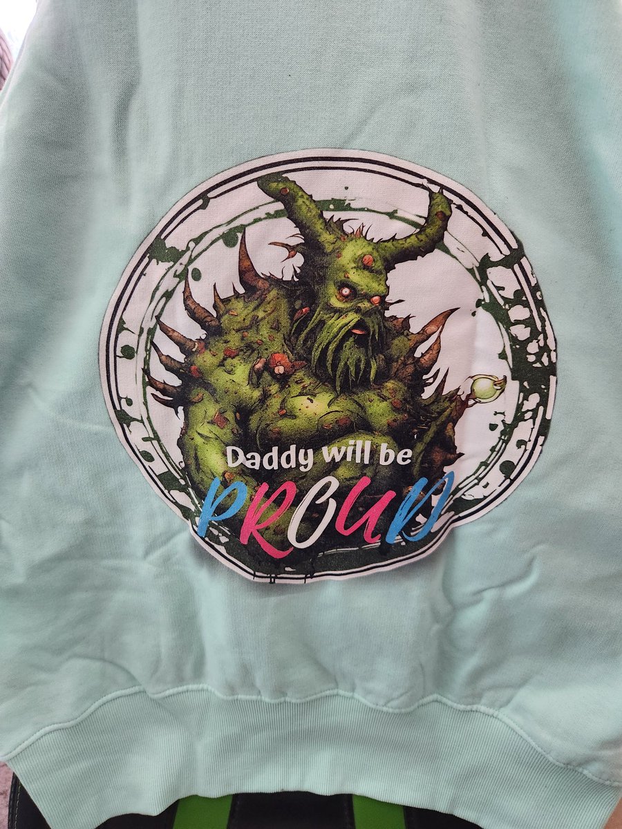 Ginny1337's tweet photo. Ich habe eben meinen ersten @Leah_40K Hoodie bekommen 🥰
So wie der jetzt ist, ist er nicht kaufbar sondern nur für Patrons nach einem Jahr 😉
(muss ja mal einen Anreiz geben 🤣 und es gibt den natürlich auch in anderen Farben 😉)

https://t.co/TGFE2Q5D0r https://t.co/Uhl8AkoRtK