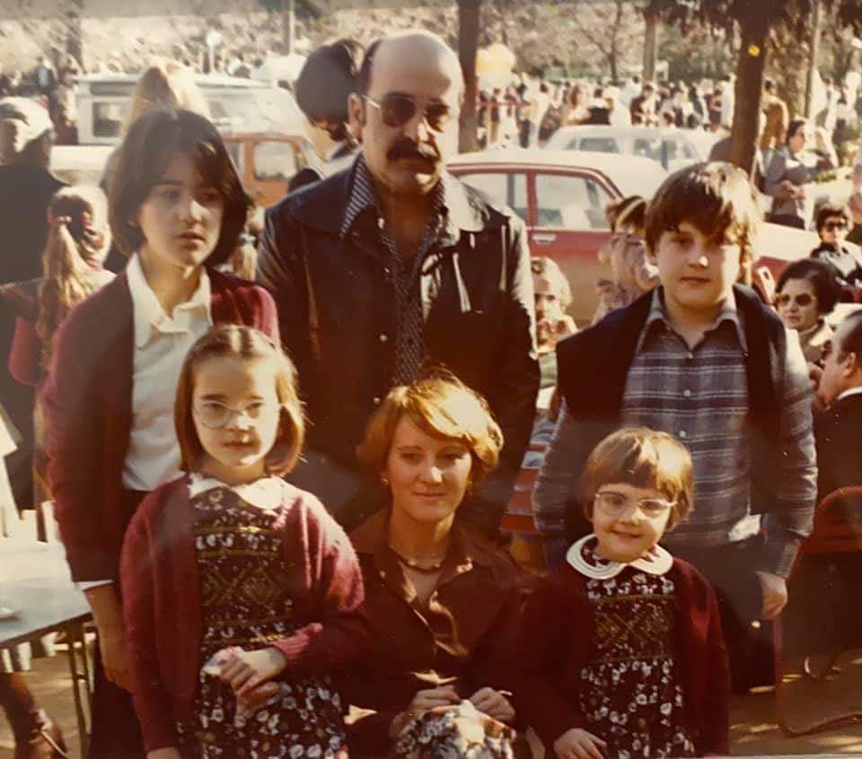 Os imagináis que tocan la puerta de tu casa entran 4 terroristas armados cuando estás con tu marido y tus cuatro hijos pequeños, obligan a tu marido a echarse al suelo, a Charo su mujer y sus cuatro hijos los meten en otra habitación. Charo angustiada les preguntaba 

HILO ⤵️