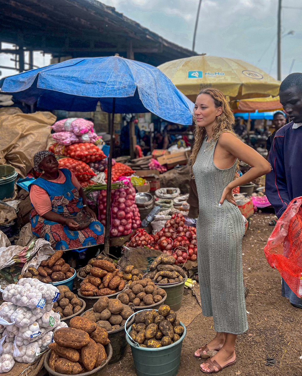 kimbiz9's tweet photo. J’étais à Sandaga avant d’aller à Dschang. Je voulais acheter des fruits. Mais le marché à Douala est devenu cher gars ! Comment pour le prix d’un seul ananas à Douala j’ai 4 à Dschang? En tout cas … 🇨🇲 https://t.co/MxLyzuz6F6