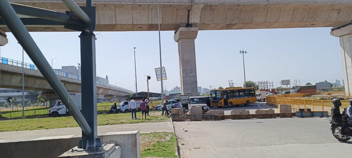Avl36_SWS's tweet image. Gurgaon prashashan humare bacho ko school Jane se rok Rahi hai, AVL society ka rasta band kr k.. Ghar me fase 1400 pariwar.
@DC_Gurugram @mlkhattar @cmohry @PMOIndia @KanoongoPriyank #RightToEducation #NORoad #AVL36 @dtcphry @nitin_gadkari @OfficialGMDA