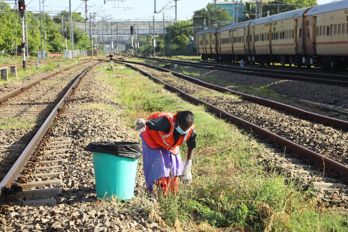 GMSRailway's tweet photo. Do not litter the tracks!
The trash dumped on platforms is being cleaned by a sanitary staff risking their lives!
Their dedication and commitment to keeping our railway system clean is commendable.
A scene at Tirunelveli
#Cleantracks #SwachhataPakhwada https://t.co/PBFTtVpfUg