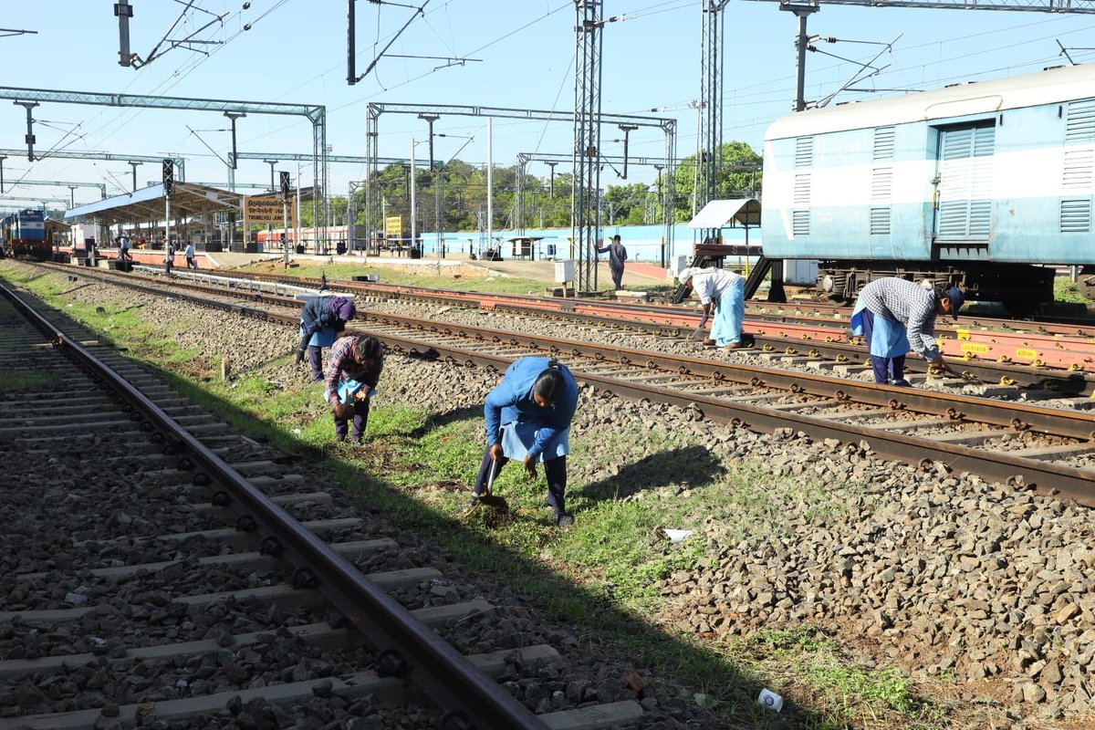 GMSRailway's tweet photo. Do not litter the tracks!
The trash dumped on platforms is being cleaned by a sanitary staff risking their lives!
Their dedication and commitment to keeping our railway system clean is commendable.
A scene at Tirunelveli
#Cleantracks #SwachhataPakhwada https://t.co/PBFTtVpfUg