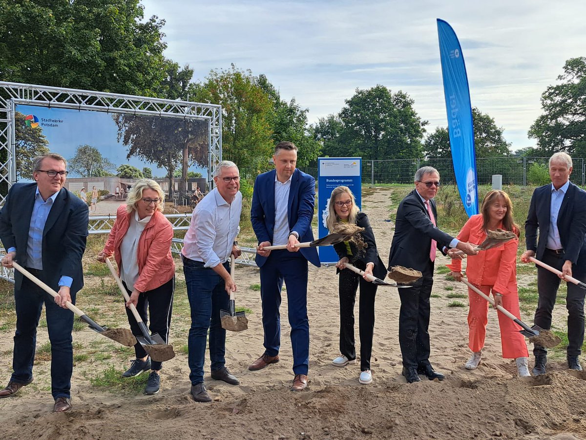 🎊 Erster #Spatenstich für das neue multifunktionale, moderne und barrierefreie Eingangsgebäude des Stadtbads Park #Babelsberg mit <a href="/BurkhardExner/">Burkhard Exner</a> <a href="/LH_Potsdam/">Potsdam</a> #BLP #SPSG #PSSC #Badefreuden #Potsdam Danke an alle Beteiligten. Gebaut wird bis 2025 bei laufendem Betrieb