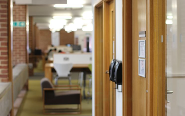sussexlibrary's tweet image. Tired of queuing for study spots? Choose from a range of study areas in the Library, incl. group study, single desk, accessible rooms or Postgraduate Spaces. Get ahead of the game &amp;amp; choose your perfect spot! #GroupStudy #SussexLib 
ow.ly/3Ftp50PR01p