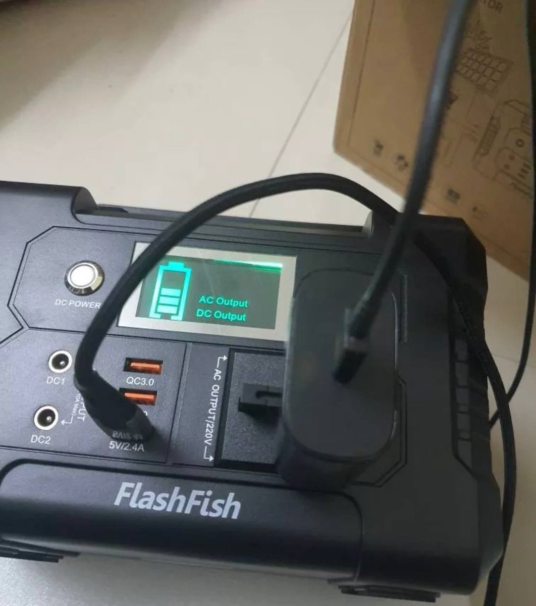 kakidekor's tweet photo. Lebih 6 jam baru kurang satu bar?!! Portable power station senang waktu emergency. 

Dkat kampung limited plug nak guna. Dgan nak masak lah, ada sedara mara nak charge hp, ipad anak lagi, mcm2. Bawak ni je senang. Ringan pun ringan. Stnby untuk kecemasan dkat rumah pun boleh. https://t.co/Lzg75ZMlJQ