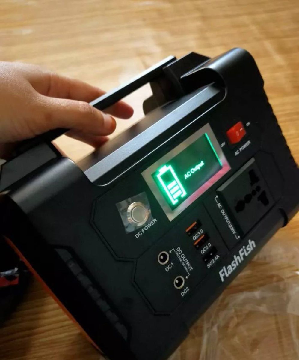 kakidekor's tweet photo. Lebih 6 jam baru kurang satu bar?!! Portable power station senang waktu emergency. 

Dkat kampung limited plug nak guna. Dgan nak masak lah, ada sedara mara nak charge hp, ipad anak lagi, mcm2. Bawak ni je senang. Ringan pun ringan. Stnby untuk kecemasan dkat rumah pun boleh. https://t.co/Lzg75ZMlJQ