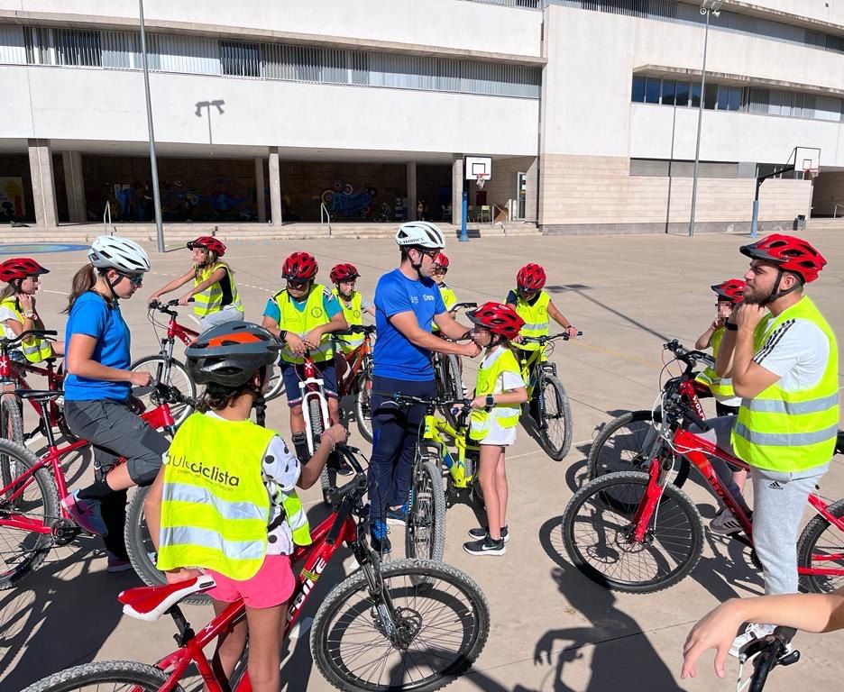El #casco protege nuestra cabeza en cualquier situación.

Antes de subirnos a la #bicicleta,
recuerda:
📢 En menores de 16 años su uso es OBLIGATORIO, no importa donde se monte en bici.
#AulaCiclista en el #CRARincónDeAdemuz, revisando los cascos antes de iniciar las actividades.