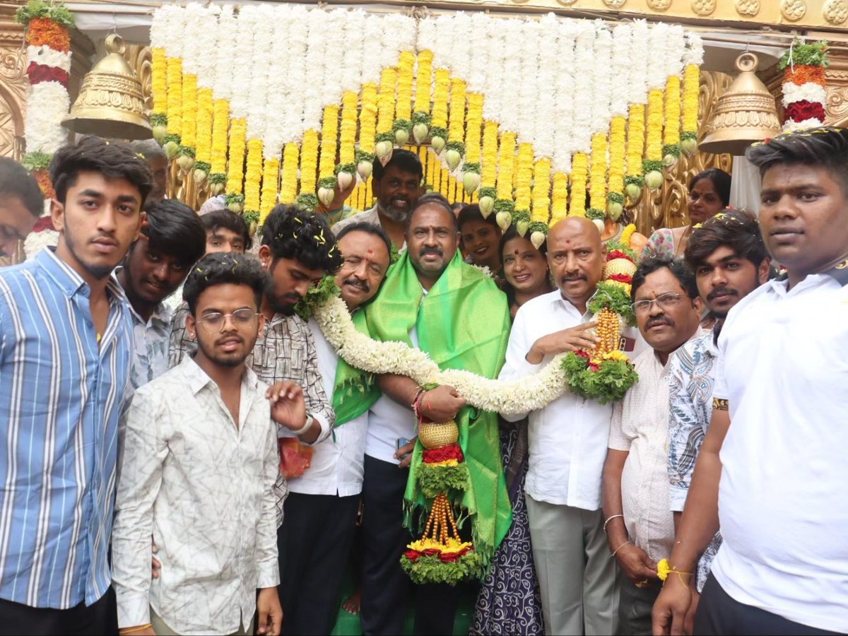 msrbommanahalli's tweet photo. ಅರಕೆರೆಯ ರಥಾವರ ಬಾಯ್ಸ್ ತಂಡದ ವತಿಯಿಂದ ಆಯೋಜಿಸಿದ್ದ ಗಣೇಶೋತ್ಸವ ಕಾರ್ಯಕ್ರಮದಲ್ಲಿ ಪಾಲ್ಗೊಂಡು ಗಣಪತಿಗೆ ಪೂಜೆ ಸಲ್ಲಿಸಿ ಭಕ್ತಾದಿಗಳಿಗೆ ಪ್ರಸಾದ ವಿನಿಯೋಗ ನಡೆಸಿ, ಸರ್ವರಿಗೂ ಭಗವಂತನ ಅನುಗ್ರಹ ದೊರೆಯಲಿ ಎಂದು ಪ್ರಾರ್ಥಿಸಲಾಯಿತು.

#Arakere #ganeshutsav #ganeshachaturthi202 https://t.co/42gz8o61S1