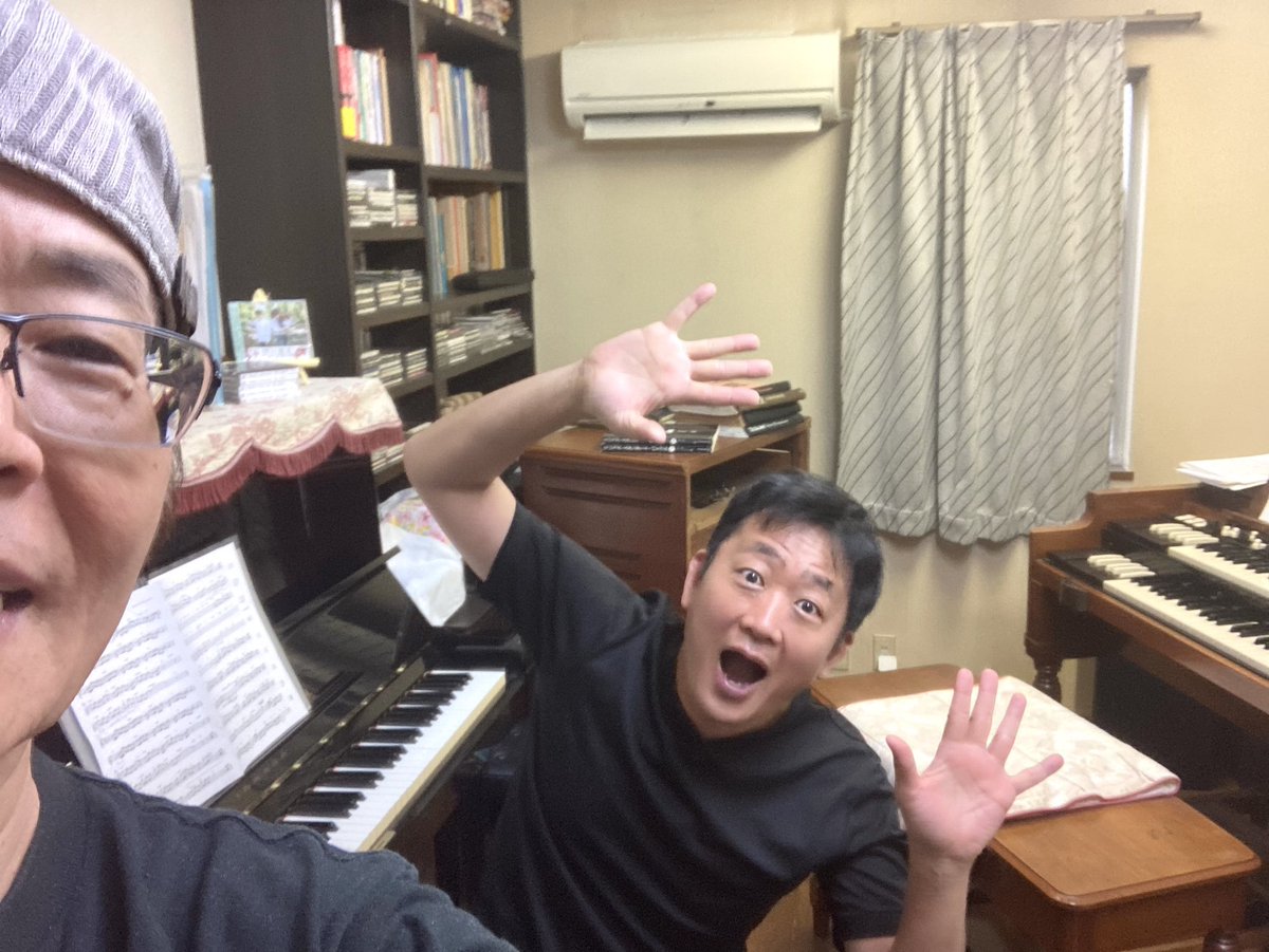 野田先生とのリハーサル終了😊🎹🎶

大学のときジャズ理論とハモンドオルガンを教えてくれた恩師の野田先生。30年前と全然変わらない。僕も先生のようにずっと現役でやれたらいいなぁ‼️がんばろ。

10月8日(日)原宿にて。
ご一緒出来る喜びを噛み締めながらのライブ。お待ちしておりますっ🎹