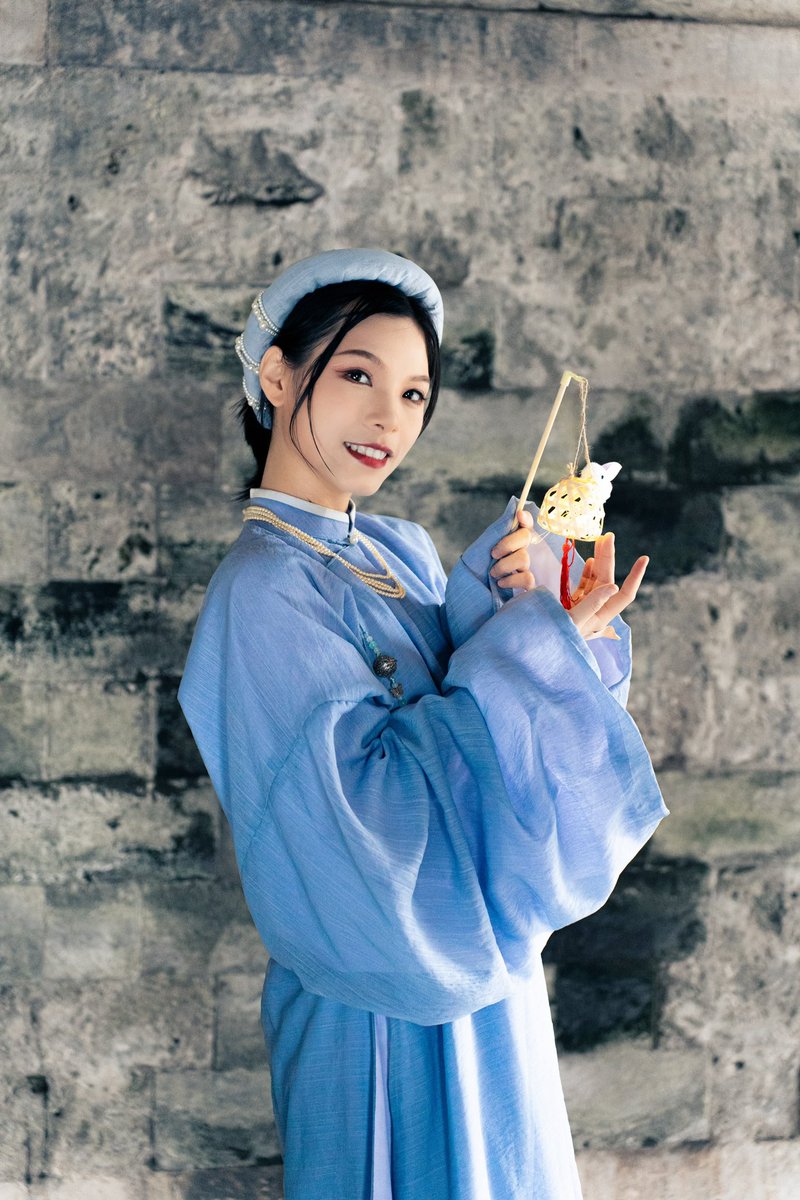 Polaris_Rin's tweet image. Happy Mid-autumn festival 🥳🥳🥳
遊びに行くの？
#POLARIS2023 #ベトナムアイドル  #ポラリス #rinnie_polaris #不忘初心 #MidAutumnFestival