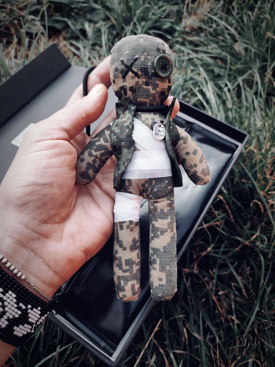 mudzhyri's tweet photo. Людей з проєкту Voodoo Orcs знаю особисто. Вони шиють ляльок з трофейної російської військової форми, яку наші бійці присилають їм як вдячність за допомогу. А допомога йде від продажу ляльок
https://t.co/NUvZa0zdUA
Треба сувенір з України? Ви знаєте, де шукати https://t.co/7ILv73eGPH