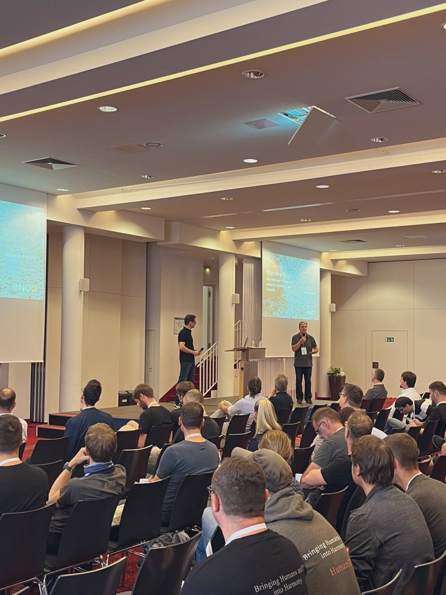 wolkencode's tweet image. Endlich kann ich @feststelltaste in Aktion erleben 🥳 Super Vortrag & Volles Haus beim #JSD2023 bei "Wardley Maps: Das fehlende Puzzlestück zwischen Business und Technik"