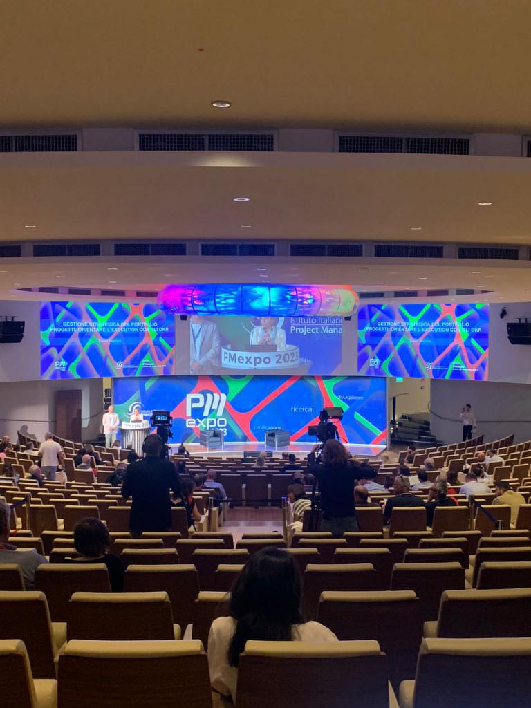 pmexpo_it's tweet photo. In sala VEGA ha inizio il discorso del fondatore di O-NAMI David Bramini sulla gestione strategica del Portfolio Progetti. #OKR #economia #gestione #ecosistema #complesso #buisiness #ISIPM https://t.co/h6FOl4BS1N