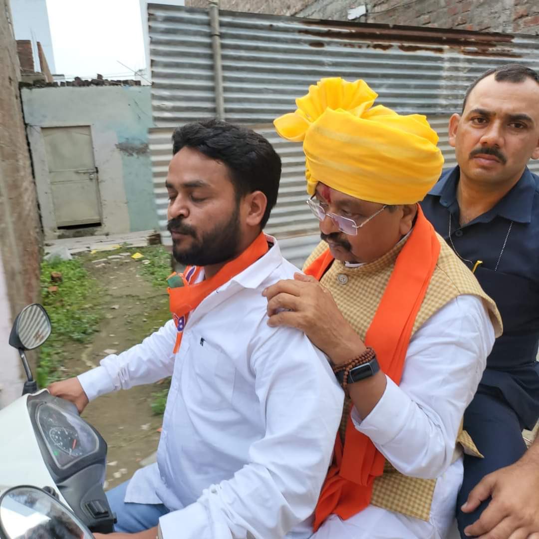 *नेताजी जमीं पर...*

*रोज आठ सभा करने वाले नेताजी गली गली में घूम रहे हैं वह भी एक गाड़ी में 3 सवारी*

*जनता का गुस्सा नजर आया और सरकार की रवानगी देखी तो नेताजी को आसमान छोड़ना पड़ा।*

बीजेपी नेताओं ने जनता पर अन्याय की खूब पराकाष्ठा की, उनकी करुण वेदनाओं की अनसुनी की।
भाजपा के