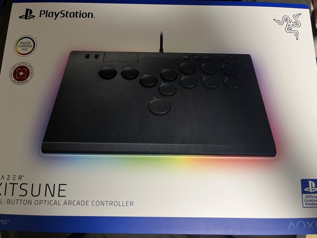 sevenzz46's tweet image. Amazon全滅だったから近所で予約購入
@teru9232  
 #Razer
  #kitune
 #アケコン
 #レバーレス