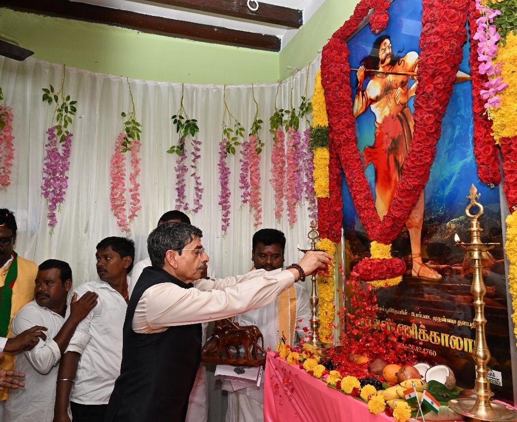 Governor Ravi paid floral tributes to the great freedom fighter #Vennikaladi at Pacheri Village who attained martyrdom while fighting valiantly against the British for freedom. Nation will always be grateful for his monumental contributions and invaluable sacrifices.