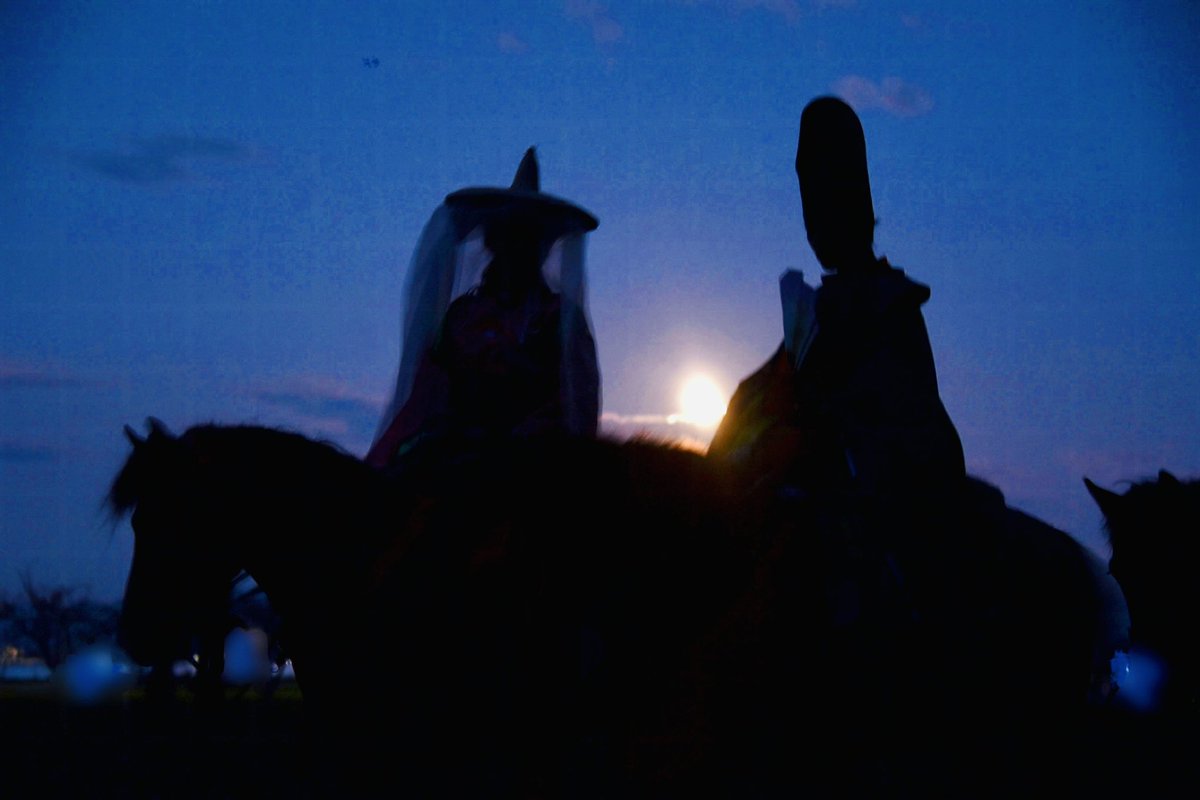 in20876533's tweet photo. 木曽馬に乗って、お月見🌕

見る人に　物のあはれをしらすれば　月やこの世の鏡なるらむ
崇徳院

見る人に、しみじみとした情趣を知らせるとすれば、月はこの世の鏡なのだろうか

木曽馬系和種馬:千代の富士、天海
#中秋の名月　#十五夜　#月見
#御猟野乃杜牧場 https://t.co/qeQMW3fKpB