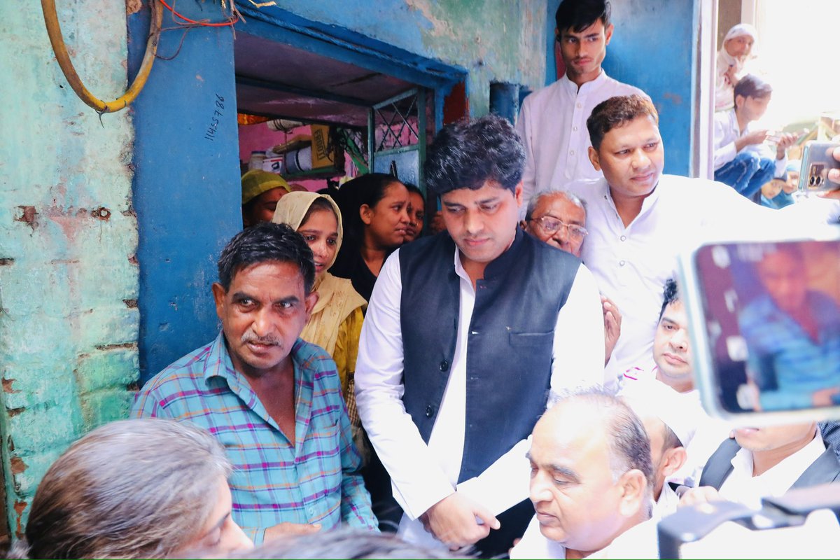 ShayarImran's tweet photo. मोहम्मद ईसार का अपराध ये था कि उसने मंदिर के प्रसाद का केला उठाकर खा लिया था, वहॉं मौजूद भीड़ ने उसे बॉंध कर इतना पीटा कि उसकी जान चली गई।
सुन्दर नगरी दिल्ली में एक पतली सी गली से हम जिस घर पर पँहुचे हैं वो एक बेहद छोटा सा घर है, ईसार के अब्बू फलों का ठेला लगाते हैं, 4 बहनों का इकलौता भाई था ईसार, बहनों का रो रो कर बुरा हाल है, पुलिस के लिये इतनी बड़ी घटना भी बेहद सामान��य है, हमने अपनी तरफ़ से आर्थिक मदद की है साथ ही हमारी वकीलों की टीम इस मामले को अदालत में लड़ेगी।
दिल्ली सरकार से अपील है कि मॉब लिंचिंग में मारे गये ईसार के परिजनों को 50 लाख रूपये का मुआवज़ा प्रदान करे।
@kharge @RahulGandhi 
@kcvenugopalmp @INCDelhi