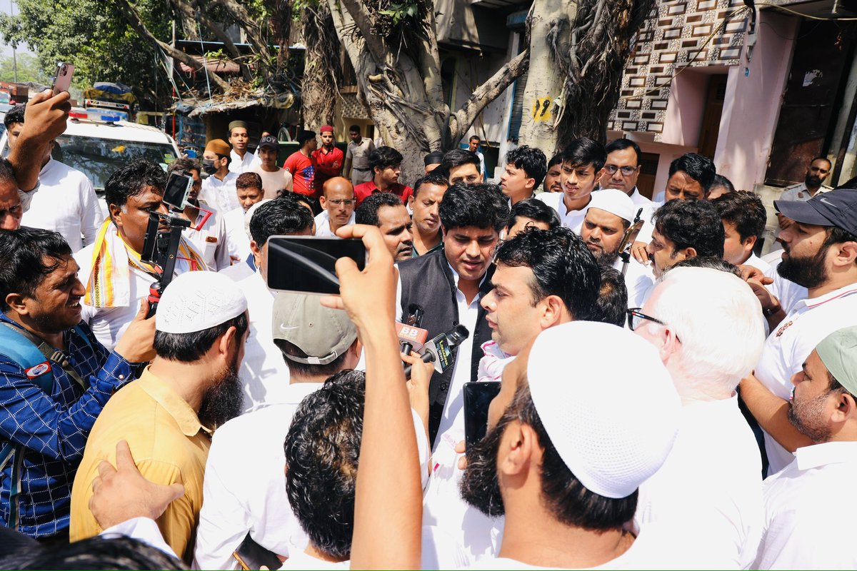 मोहम्मद ईसार का अपराध ये था कि उसने मंदिर के प्रसाद का केला उठाकर खा लिया था, वहॉं मौजूद भीड़ ने उसे बॉंध कर इतना पीटा कि उसकी जान चली गई।
सुन्दर नगरी दिल्ली में एक पतली सी गली से हम जिस घर पर पँहुचे हैं वो एक बेहद छोटा सा घर है, ईसार के अब्बू फलों का ठेला लगाते हैं, 4 बहनों का