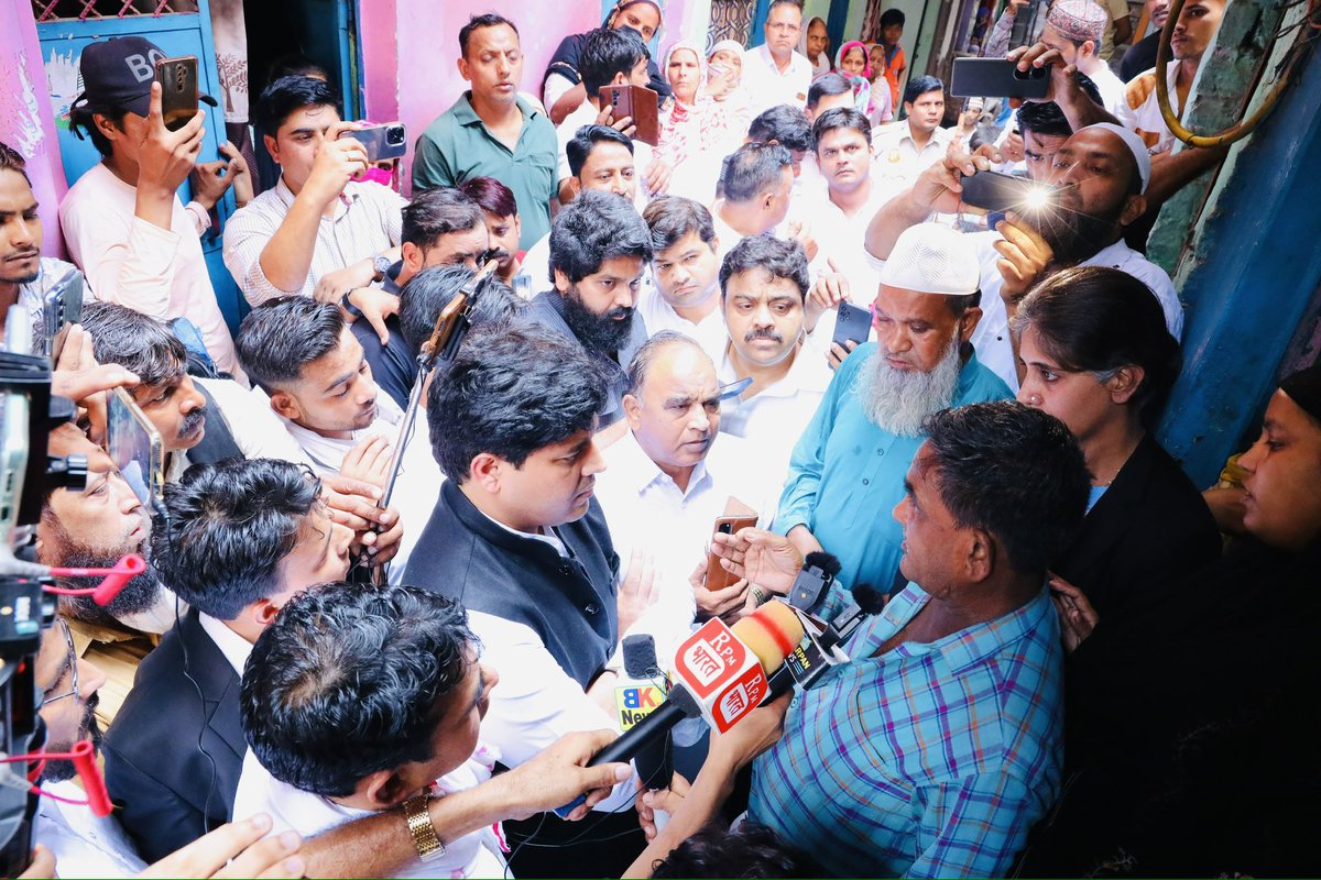 ShayarImran's tweet photo. मोहम्मद ईसार का अपराध ये था कि उसने मंदिर के प्रसाद का केला उठाकर खा लिया था, वहॉं मौजूद भीड़ ने उसे बॉंध कर इतना पीटा कि उसकी जान चली गई।
सुन्दर नगरी दिल्ली में एक पतली सी गली से हम जिस घर पर पँहुचे हैं वो एक बेहद छोटा सा घर है, ईसार के अब्बू फलों का ठेला लगाते हैं, 4 बहनों का इकलौता भाई था ईसार, बहनों का रो रो कर बुरा हाल है, पुलिस के लिये इतनी बड़ी घटना भी बेहद सामान��य है, हमने अपनी तरफ़ से आर्थिक मदद की है साथ ही हमारी वकीलों की टीम इस मामले को अदालत में लड़ेगी।
दिल्ली सरकार से अपील है कि मॉब लिंचिंग में मारे गये ईसार के परिजनों को 50 लाख रूपये का मुआवज़ा प्रदान करे।
@kharge @RahulGandhi 
@kcvenugopalmp @INCDelhi