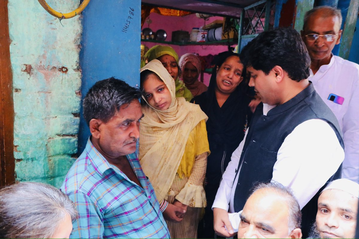 ShayarImran's tweet photo. मोहम्मद ईसार का अपराध ये था कि उसने मंदिर के प्रसाद का केला उठाकर खा लिया था, वहॉं मौजूद भीड़ ने उसे बॉंध कर इतना पीटा कि उसकी जान चली गई।
सुन्दर नगरी दिल्ली में एक पतली सी गली से हम जिस घर पर पँहुचे हैं वो एक बेहद छोटा सा घर है, ईसार के अब्बू फलों का ठेला लगाते हैं, 4 बहनों का इकलौता भाई था ईसार, बहनों का रो रो कर बुरा हाल है, पुलिस के लिये इतनी बड़ी घटना भी बेहद सामान��य है, हमने अपनी तरफ़ से आर्थिक मदद की है साथ ही हमारी वकीलों की टीम इस मामले को अदालत में लड़ेगी।
दिल्ली सरकार से अपील है कि मॉब लिंचिंग में मारे गये ईसार के परिजनों को 50 लाख रूपये का मुआवज़ा प्रदान करे।
@kharge @RahulGandhi 
@kcvenugopalmp @INCDelhi