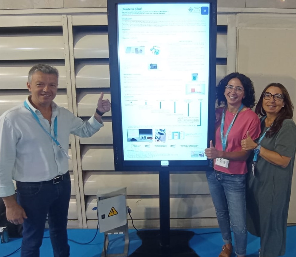 jordidue's tweet image. La Rosa Martínez i Eva Bedmar de #compres amb companyes d'@InfermeriaSPau presenten un interessant aportació en RRMM en el pòster defensat "pónte las pilas"