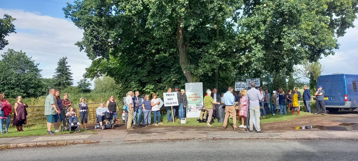 alwaysapauled's tweet photo. Trees are under threat everywhere.
This is Cossington's oak tree commemorating Winston Churchill's death in 1965.
Bellway property developer wants to cut it down to create access for their 160 house estate.
They refuse to meet us.
#SycamoreGap https://t.co/CN7gAfhVeU