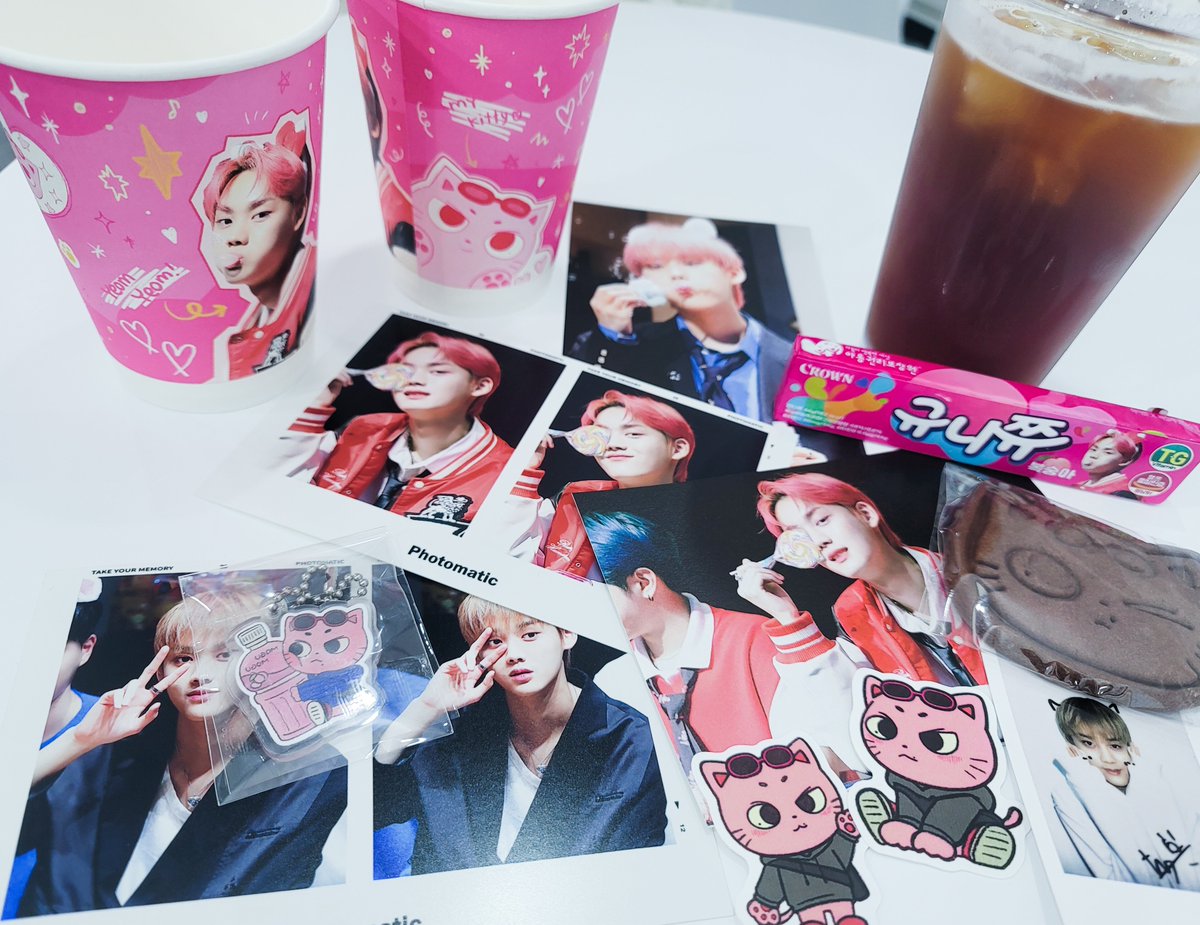 ciipher_tanfly's tweet image. 핑쿠 핑쿠 예쁘구만! 💕 귀욤 귀욤 🙂
특전도 귀여워 😄
태균아! 생일 미리 축하해용 🎉 🐈‍⬛

#세계염냥이의날 #염냥이의_생일파티
#염태균 #TAG

Cafe &amp;amp; Photo Booth @ 카페 코드