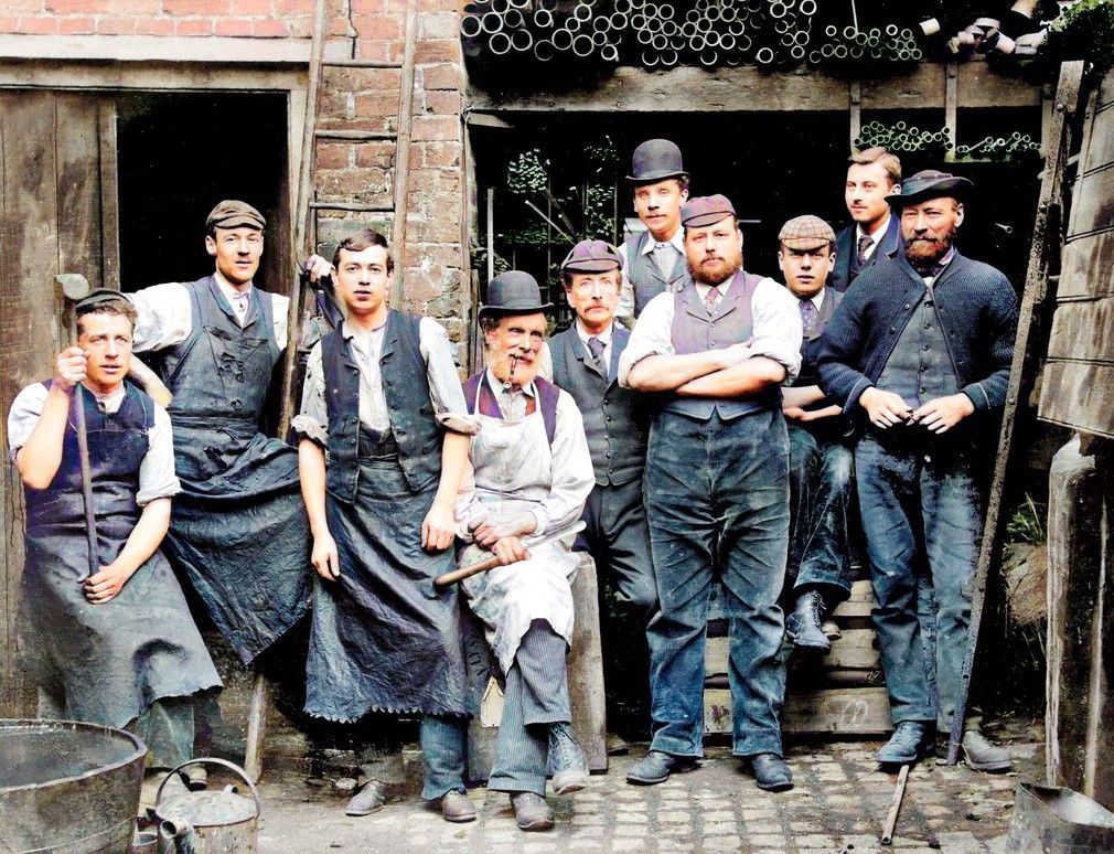 englandincolour's tweet photo. Ironmongers of Maidenhead, Berkshire, in 1900. #ironmongers #berkshire #maindehead #victorians #workingclass #englishhistory https://t.co/dV6LpHfJDF