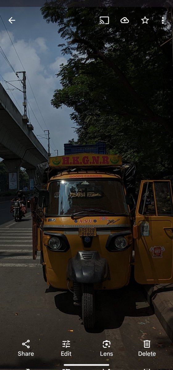 steelstreetbikr's tweet photo. This auto trolley TS12U D1800 stopped on road at Malakpet-SuperBazaar nr Metro pillar No: A 1474 adjacent to #RumbleStrip hazardously,prone to accidents of cyclists , 2wheelers & fellow road users. Footpath vendor said it stays that way daily and now autodriver went for lunch. https://t.co/wudko9Ju00
