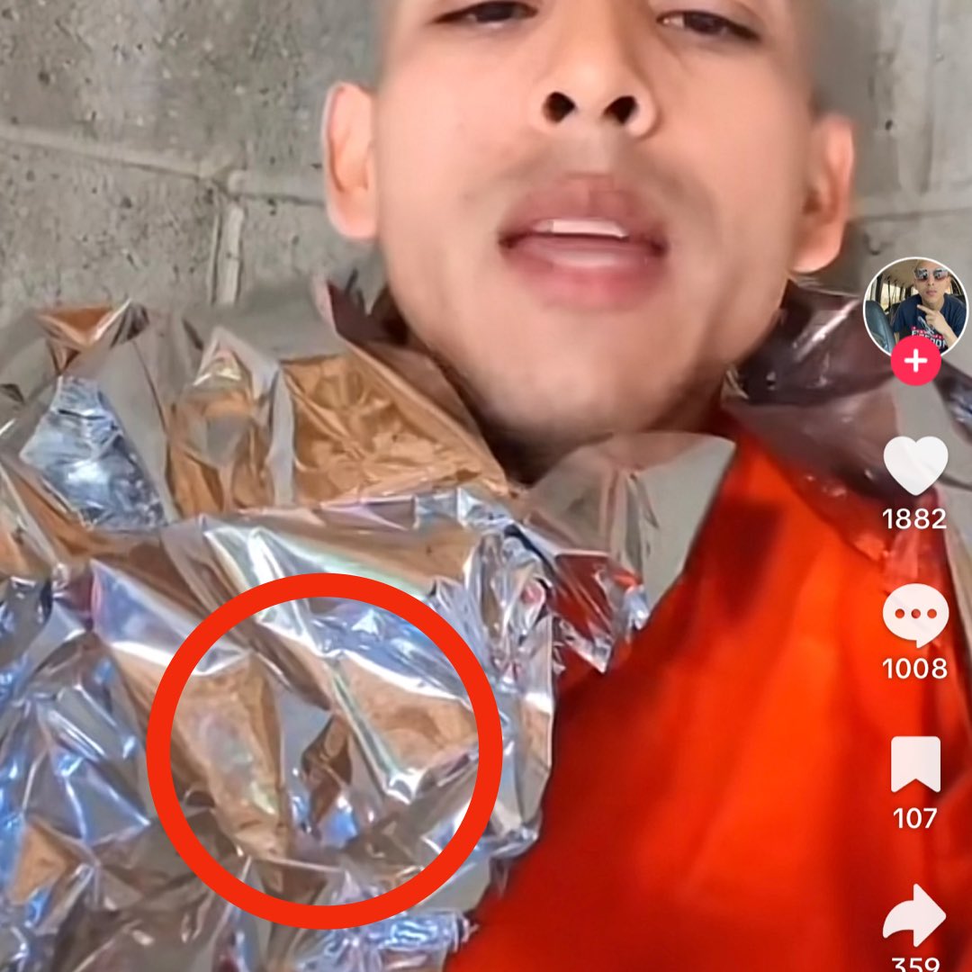 RaymondAzarM's tweet photo. Muchos se han dedicado a aplaudir y viralizar otro video de el mal viviente este autodenominado “influencer” porque según el, será deportado. Ya está bueno señores.

Otra vez por todos lados, otra vez bailó hasta medios de comunicación. 

¿Donde ha visto usted que permiten grabar en u cel en una cárcel americana? ¿Y la persona reflejada en el papel aluminio qué? 

La ignorancia es partícipe de la viralización de su “contenido”.