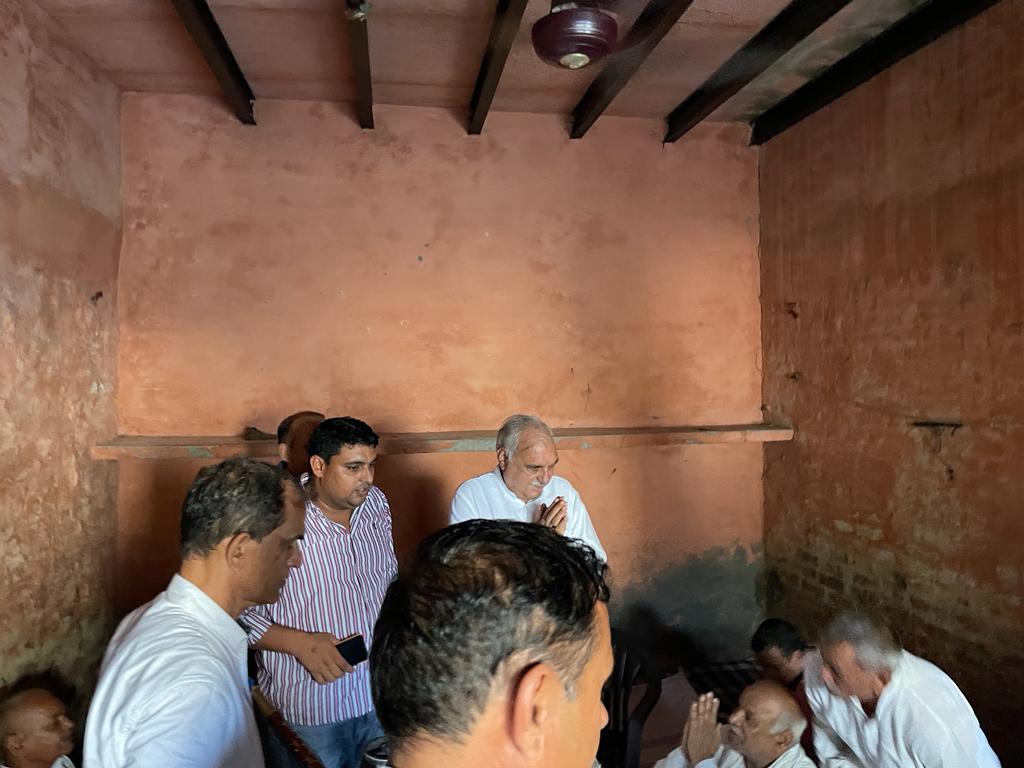 ManojSampla2's tweet photo. मेरे ताऊ फूल सिंह के निधन पर चौधरी भूपेंद्र सिंह हुड्डा जी पूर्व मुख्यमंत्री हरियाणा शोक व्यक्त करने पहुंचे..@DeependerSHooda @BhupinderShooda https://t.co/T456afvfCI