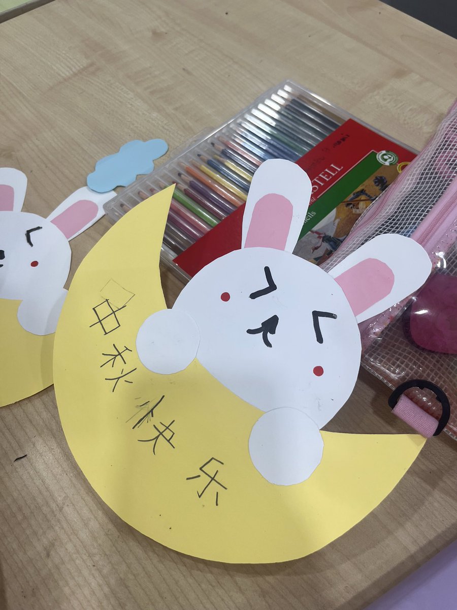 jocelyn_seah's tweet image. 🏮🌕 Y3 Mandarin Foundation students are hopping into the Mid-Autumn spirit! 🐇🏮 They&apos;re crafting adorable rabbit lanterns 🐰✨ and unraveling the captivating legend of the Mid-Autumn Festival中秋节快乐 #MidAutumnFestival #lantern @HELPISKL @HISPriMandarin #his_learning