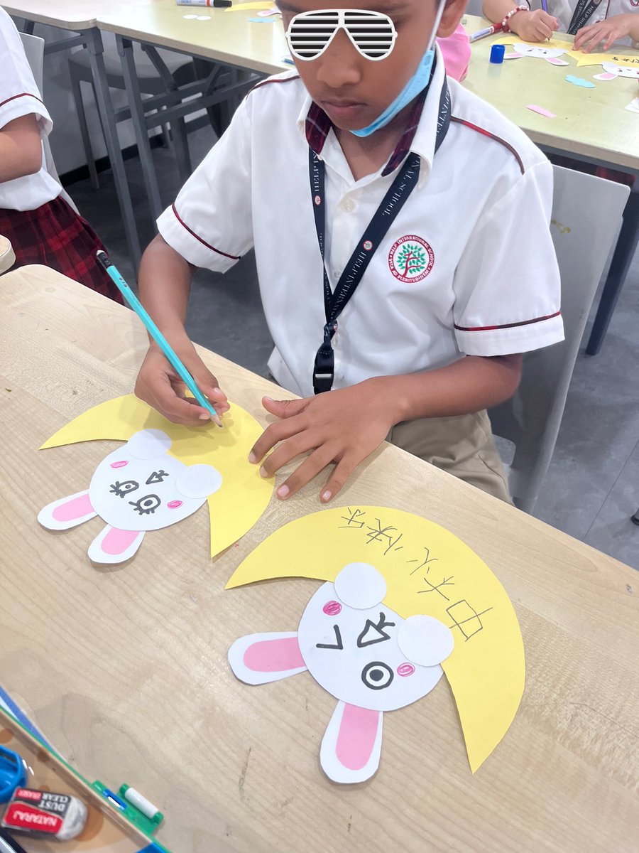 jocelyn_seah's tweet image. 🏮🌕 Y3 Mandarin Foundation students are hopping into the Mid-Autumn spirit! 🐇🏮 They&apos;re crafting adorable rabbit lanterns 🐰✨ and unraveling the captivating legend of the Mid-Autumn Festival中秋节快乐 #MidAutumnFestival #lantern @HELPISKL @HISPriMandarin #his_learning