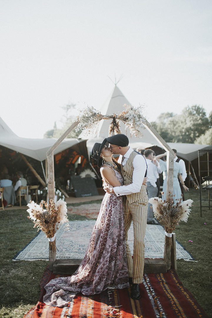 A bohemian Rock N Roll Wedding in a tipi? That’s a wedding we want an invite to! 💌⚡️ rockmywedding.co.uk/bohemian-rock-… Recommended Supplier: @lovelybridal and more! 🎉