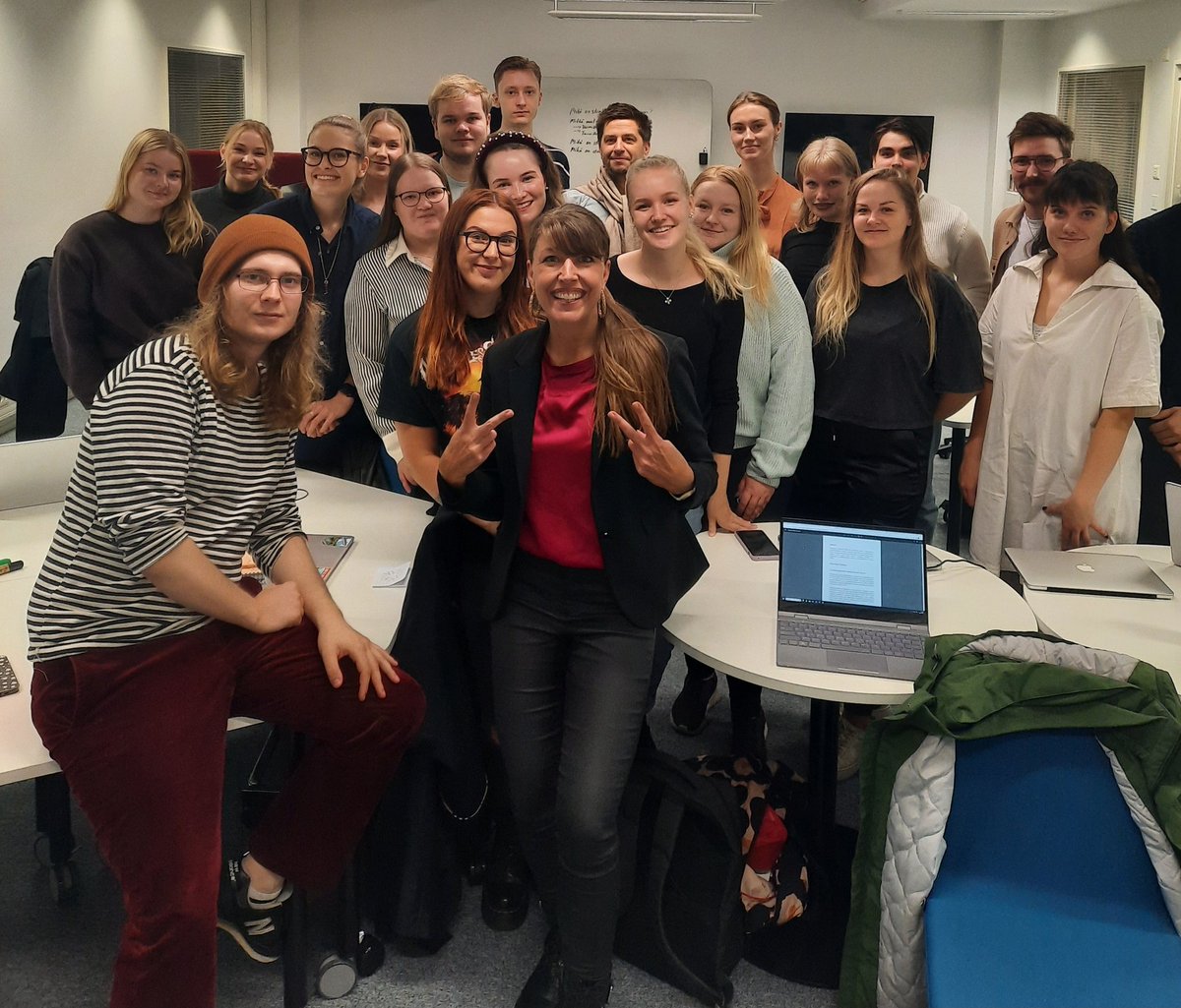 Jenni Airaksinen (@airaksinenjenni) on Twitter photo Vika opetuskerta tällä erää takana. Haikea, mutta kiitollinen fiilis. Näitä ja muitakin tähtisilmiä tulee taatusti ikävä.
Siirryn pian uusiin hommiin yliopistolla. <a href="/MAB_TampereUni/">Johtamisen ja talouden tiedekunta</a>
Uusista hommista lisää ensi viikolla. 🤩 Vika opetuskerta tällä erää takana. Haikea, mutta kiitollinen fiilis. Näitä ja muitakin tähtisilmiä tulee taatusti ikävä.
Siirryn pian uusiin hommiin yliopistolla. <a href="/MAB_TampereUni/">Johtamisen ja talouden tiedekunta</a>
Uusista hommista lisää ensi viikolla. 🤩