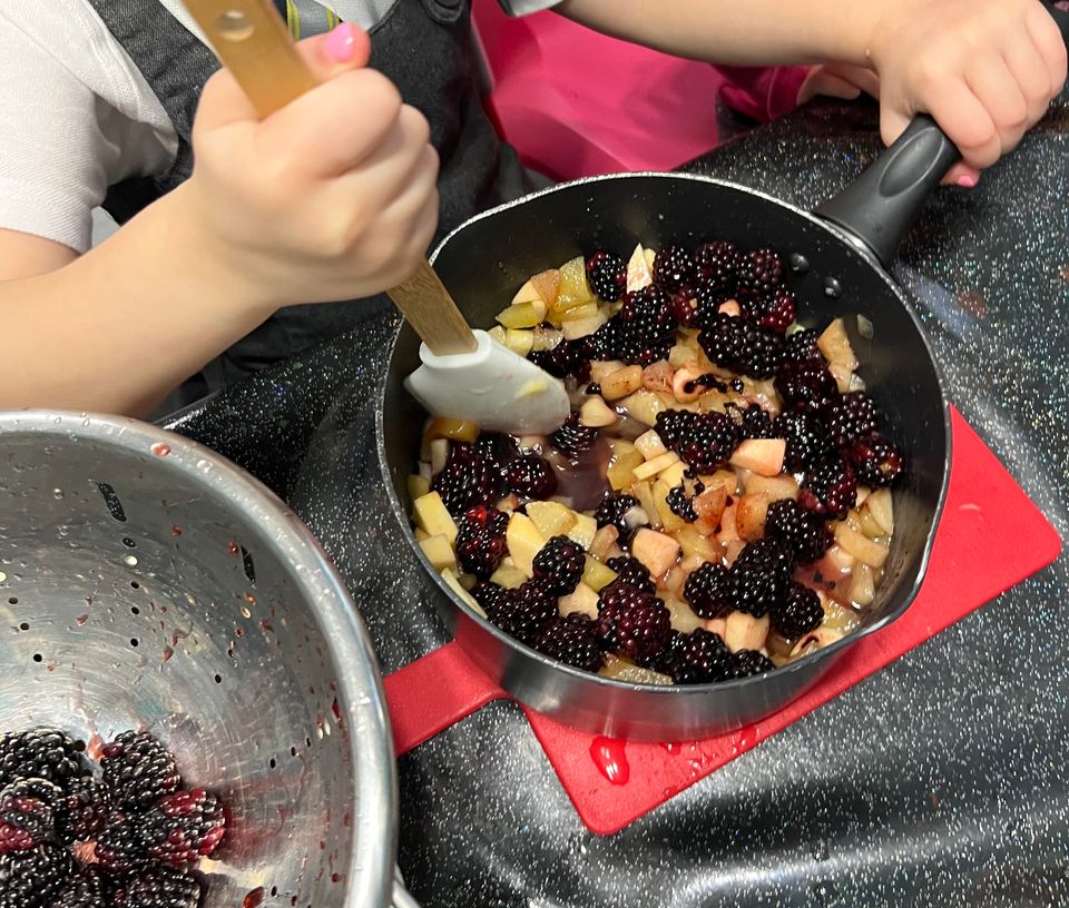 ScotChildmind's tweet photo. This week Aunt Cathy’s Childminding Service have been busy out picking fruit, baking lovely treats and celebrating the changing season. 🤩💙👍🍂🍏

#CheerforChildminding #LearnThroughPlay #FeelGoodFriday #ActiveLearning #QualityChildcare #GetTogether #BakingisFun #AutumnLearning https://t.co/FumzLxfG7q