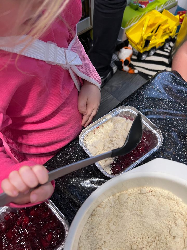 ScotChildmind's tweet photo. This week Aunt Cathy’s Childminding Service have been busy out picking fruit, baking lovely treats and celebrating the changing season. 🤩💙👍🍂🍏

#CheerforChildminding #LearnThroughPlay #FeelGoodFriday #ActiveLearning #QualityChildcare #GetTogether #BakingisFun #AutumnLearning https://t.co/FumzLxfG7q