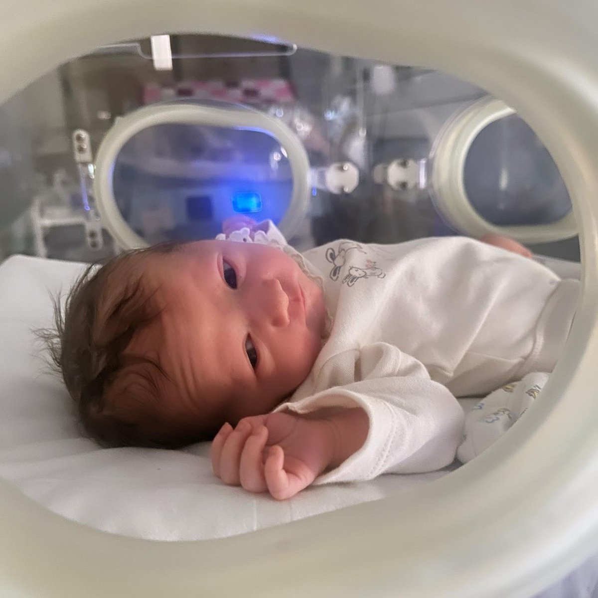 SophieMeiLan's tweet photo. My own news.. last weekend 1 week before deadline my little warrior bungee jumped out of me &amp; onto earth in 10 minutes. We had a home birth-ish but ended up in hospital as it was just me &amp; son at home as papa @DannyMalinUK filming @RateMyTakeaway... Athena’s 1st @yorkshirepost https://t.co/R7aMVibNdo
