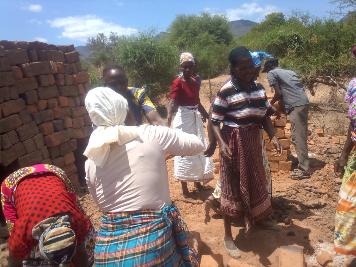 Joyce_w_k's tweet image. Inspired by @UUrdt #visionaryapproach,Kithito Group in Kitui has embarked on a journey to empower themselves economically through #sustainablegrowth via brick production.#CommunityAssetVouchers have been a driving force for labor commitment during  weekly Mwethia #Mutualaidpracti