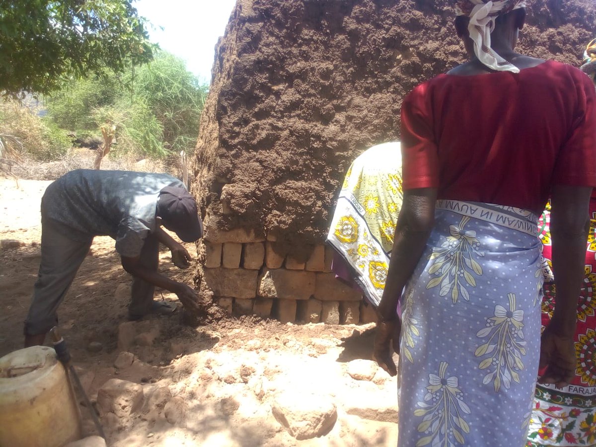 Joyce_w_k's tweet image. Inspired by @UUrdt #visionaryapproach,Kithito Group in Kitui has embarked on a journey to empower themselves economically through #sustainablegrowth via brick production.#CommunityAssetVouchers have been a driving force for labor commitment during  weekly Mwethia #Mutualaidpracti