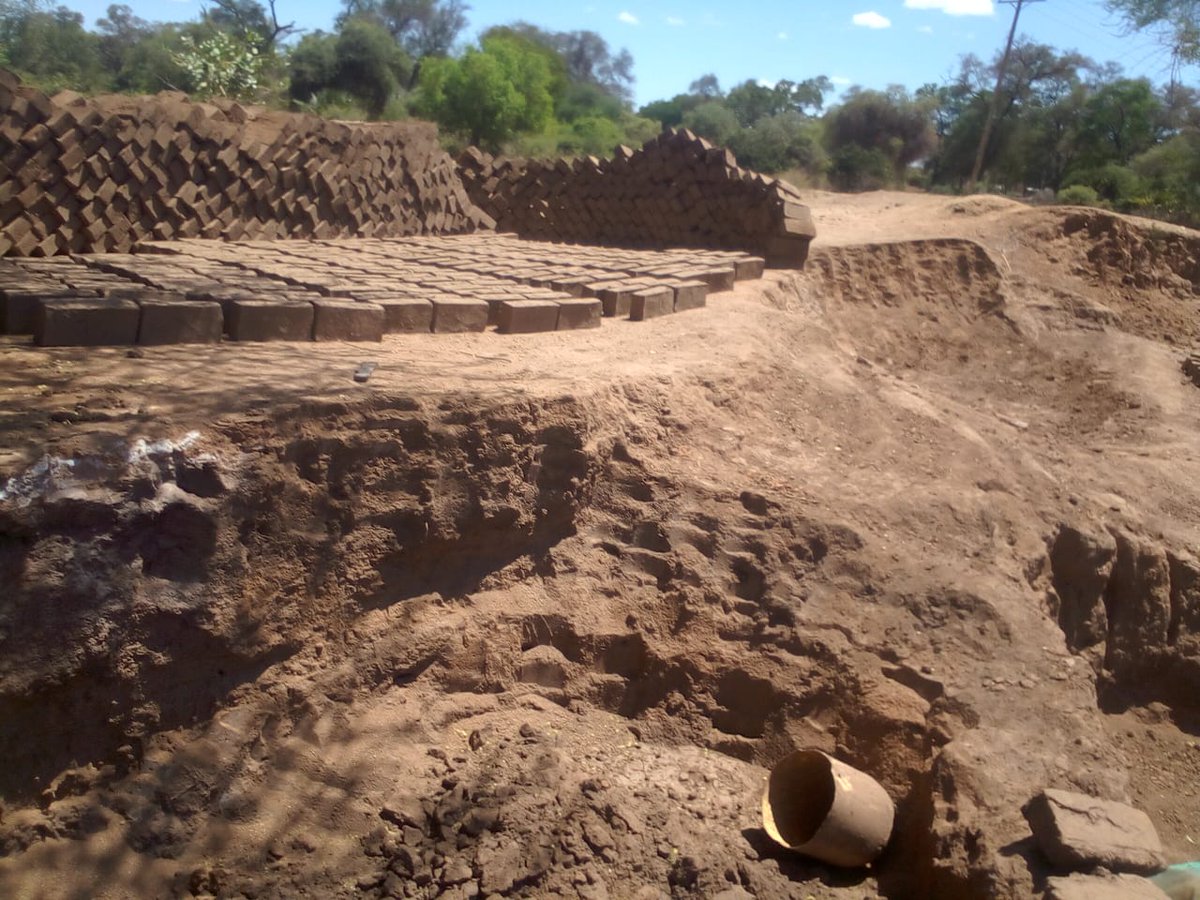 Joyce_w_k's tweet image. Inspired by @UUrdt #visionaryapproach,Kithito Group in Kitui has embarked on a journey to empower themselves economically through #sustainablegrowth via brick production.#CommunityAssetVouchers have been a driving force for labor commitment during  weekly Mwethia #Mutualaidpracti