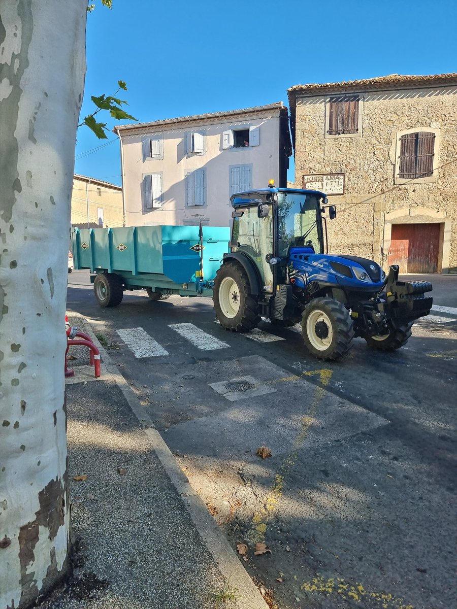 soundings2004's tweet image. It's that time of year.  🍇 🍇 The air is thick with the smell of fermenting grapes, journeys delayed because tractors dripping with their precious harvest are holding up the traffic, roads are turning into dark red streams....##Harvesting #Azille