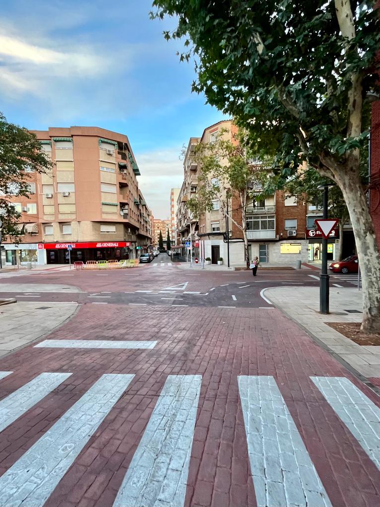 PepeVigara's tweet photo. La calle ancha de #Puertollano estaba en el top de accidentes por atropello, se planificó con la máxima de aumentar la seguridad para aquellos que viven allí, que son cada día más mayores, y para facilitar la llegada y el cruce de las personas, también los que llegan en el AVE. https://t.co/YnDghEJxVG