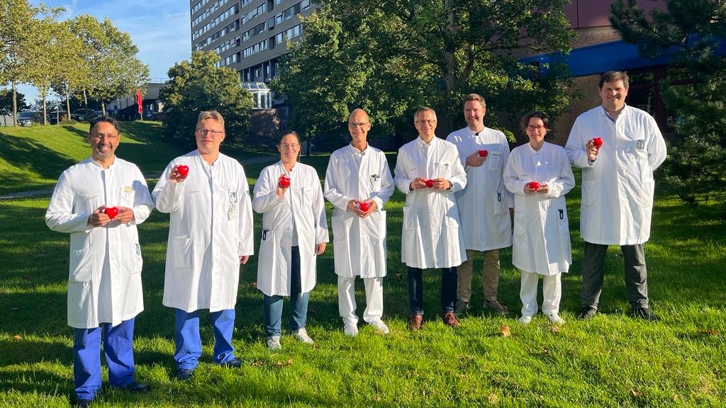 Heute ist #WeltHerztag! Jedes Jahr wird am 29. September gefeiert, um auf Herzerkrankungen und Betroffene aufmerksam zu machen. Wichtige Frage dabei immer:, was jeder einzelne dafür tun kann, um Risiken für eine Herz-Kreislauf-Erkrankung oder einen Schlaganfall vorzubeugen. (1/2)