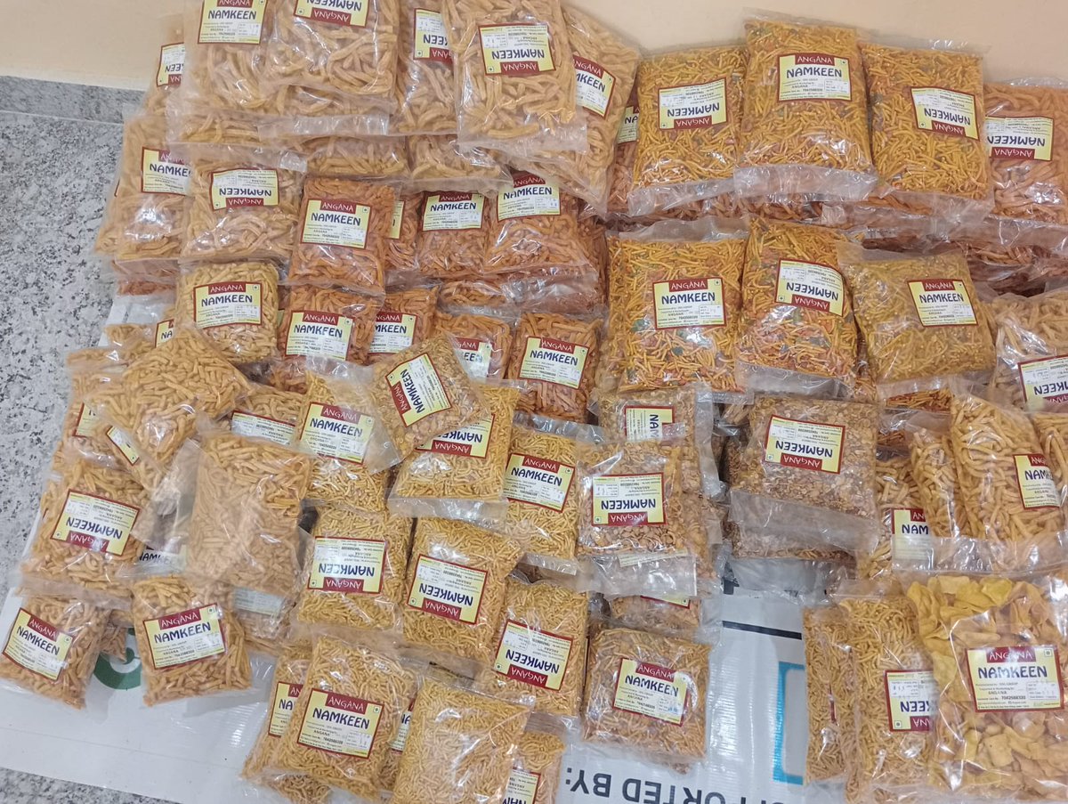 निदान से जुड़ी अंगना की महिलाएं हर दिन मेहनत कर नमकीन बना रही है, और उनकी मेहनत रंग भी ला रहा हैं। आस-पास के इलाकों के अलावा बाहर से भी उन्हें ऑर्डर मिलने लगा है।

#nidan #angana #WomenEmpowerment #women