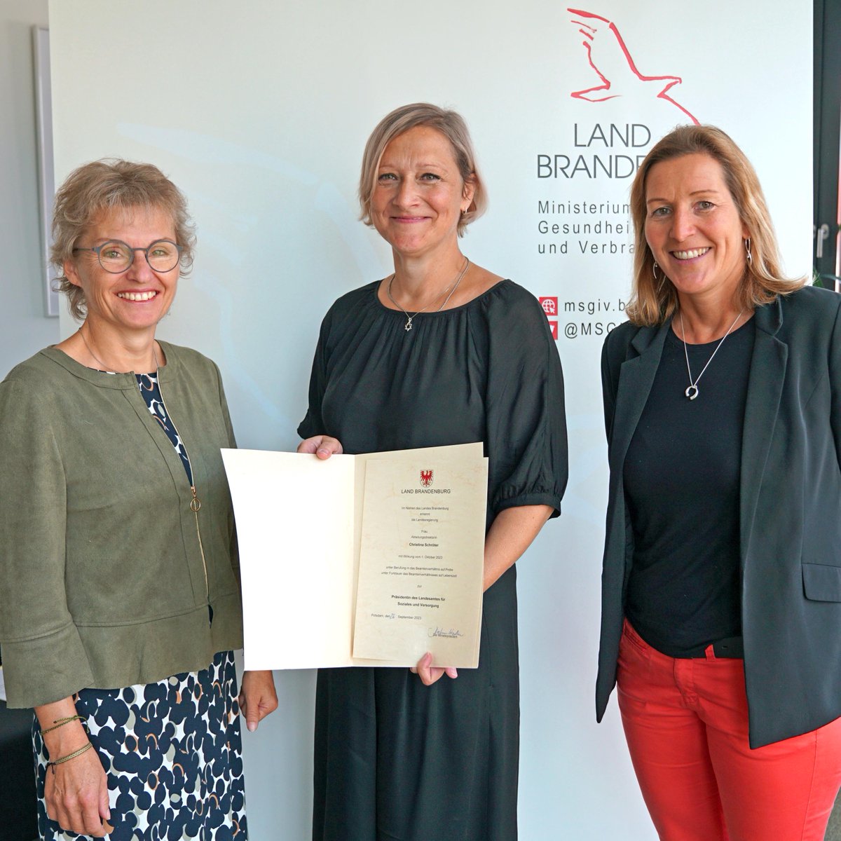 Christina Schröter ist neue Präsidentin des Landesamtes für Soziales und Versorgung (LASV). Staatssekretärin Antje Töpfer übergab ihr heute die Ernennungsurkunde. Das LASV hat rund 475 Beschäftigte und ist eine der größten sozialen Behörden im Land #Brandenburg.