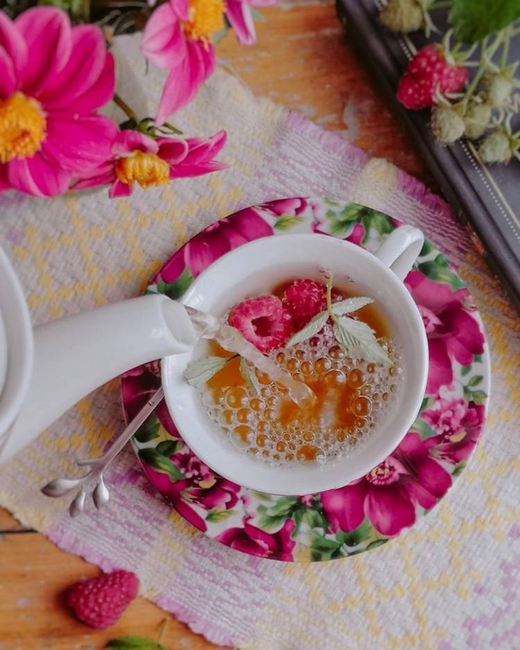 Ягодно-цветочный чай

Ингредиенты:
✔️40 г листового ароматного чая;
✔️3 ч.л. сушеной малины;
✔️3 ч.л. сушеной брусники;
✔️3 ч.л. сушеной ромашки;
✔️3 ч.л. каркаде;
✔️1 ч.л. ванилина