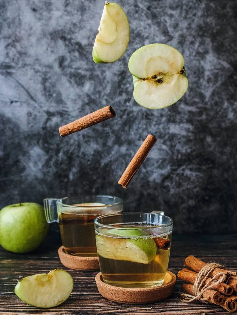 Рецепт зеленого чая с корицей, имбирём и яблоком

Ингредиенты:
✔️Чай зеленый - 1 столовая ложка
✔️Имбирный корень - 2 чайных ложки
✔️Корица молотая (но лучше в палочках) - 1 палочка или половина чайной ложки
✔️Сушеное или свежее яблоко - 50-100 грамм
✔️Вода 600 мл